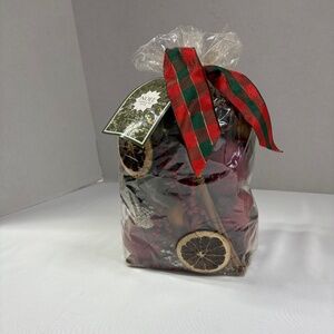 NOEL- Celebrate de Season - Holiday Memories Potpourri.